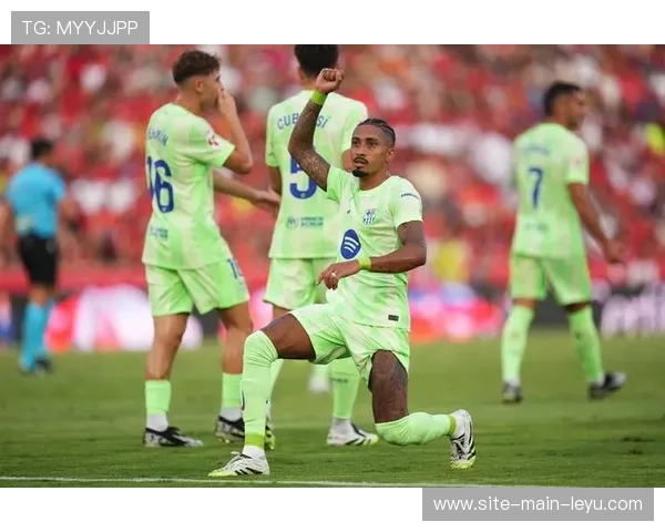 亚马尔禁区内倒地裁判未予判罚引发争议 亚马尔禁区内倒地裁判未予判罚引发争议