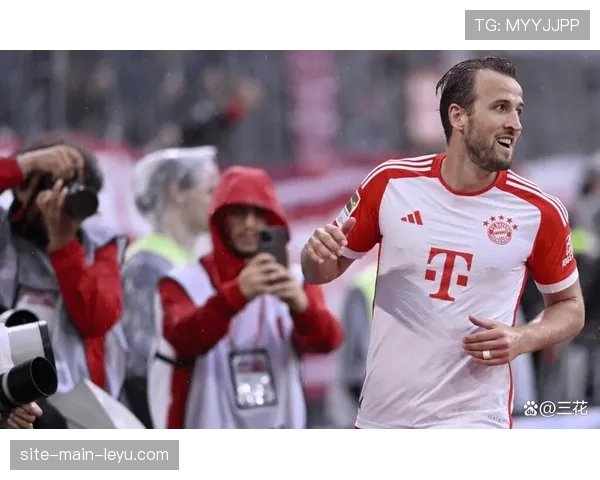 暖心一幕:奥格斯堡球迷向重伤复出的对方球员致以掌声