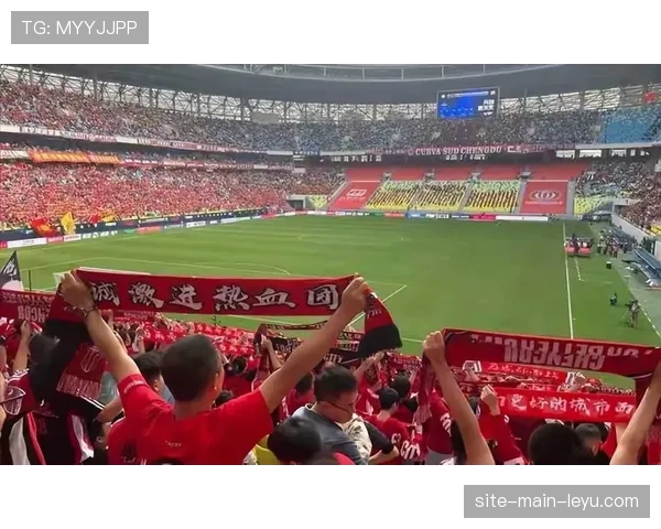 【20264月中超联赛·赛中·花絮通讯：成都凤凰山再现“星光Tifo”，全场球迷悼念去世铁杆球迷